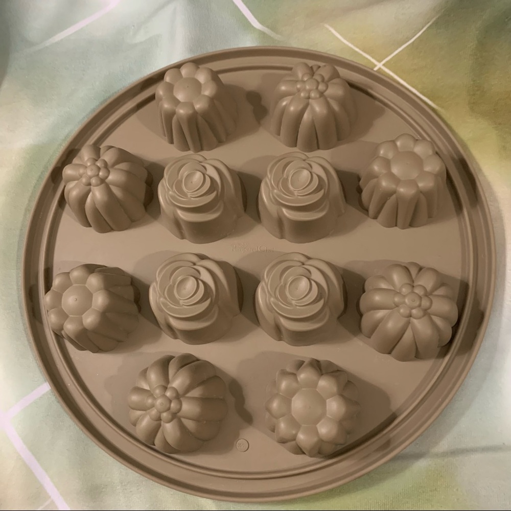 Pampered Chef Silicone Bakeware Floral Cupcake Pan